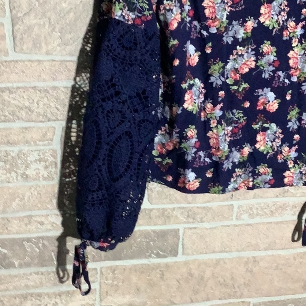 Available by Angela fashion - Sz L - ballon lace sleeve flowy keyhole top - Picture 3 of 7